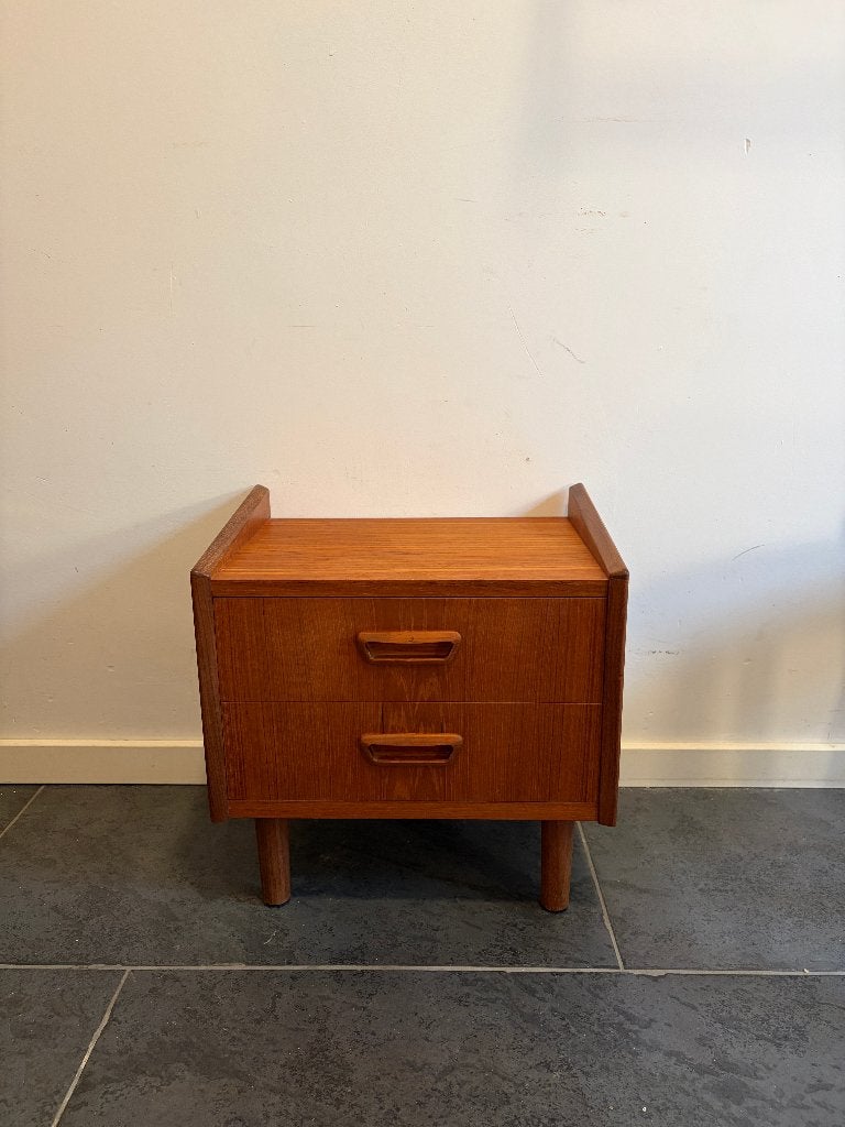 Compact nachtkastje teak met 2 laden, Gebruikt, Minder dan 45 cm, Ophalen of Verzenden, Minder dan 55 cm