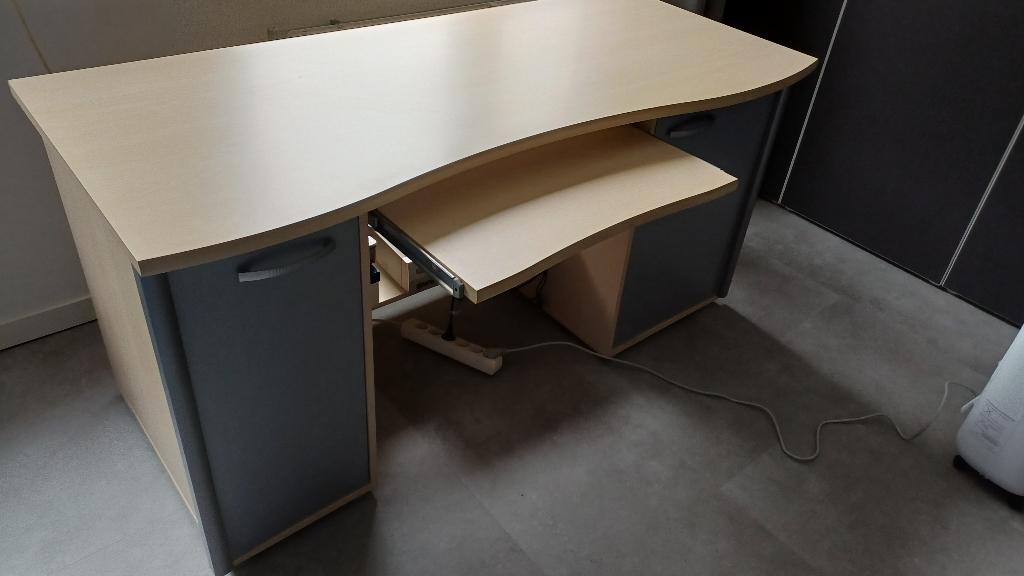 bureau, Huis en Inrichting, Bureaus, Gebruikt, Overige merken, Modern, Spaanplaat of MDF, Met lades, Opbergruimte, Ophalen