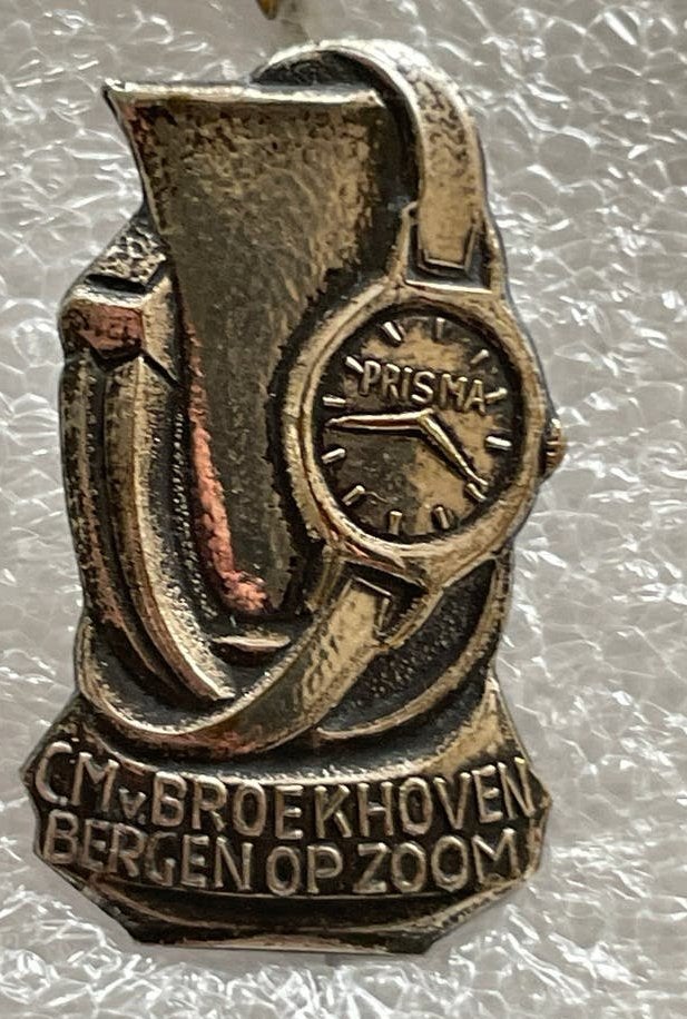 Vintage Prisma horloge speldje CM Broekhoven Bergen op Zoom, Verzamelen, Ophalen of Verzenden, Gebruikt, Overige onderwerpen, Speldje of Pin