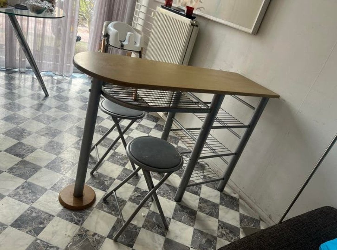 Bartafel met 2 krukken - Ideaal voor kleine ruimtes, Huis en Inrichting, Barkrukken, Gebruikt, Ophalen of Verzenden, 90 cm of meer