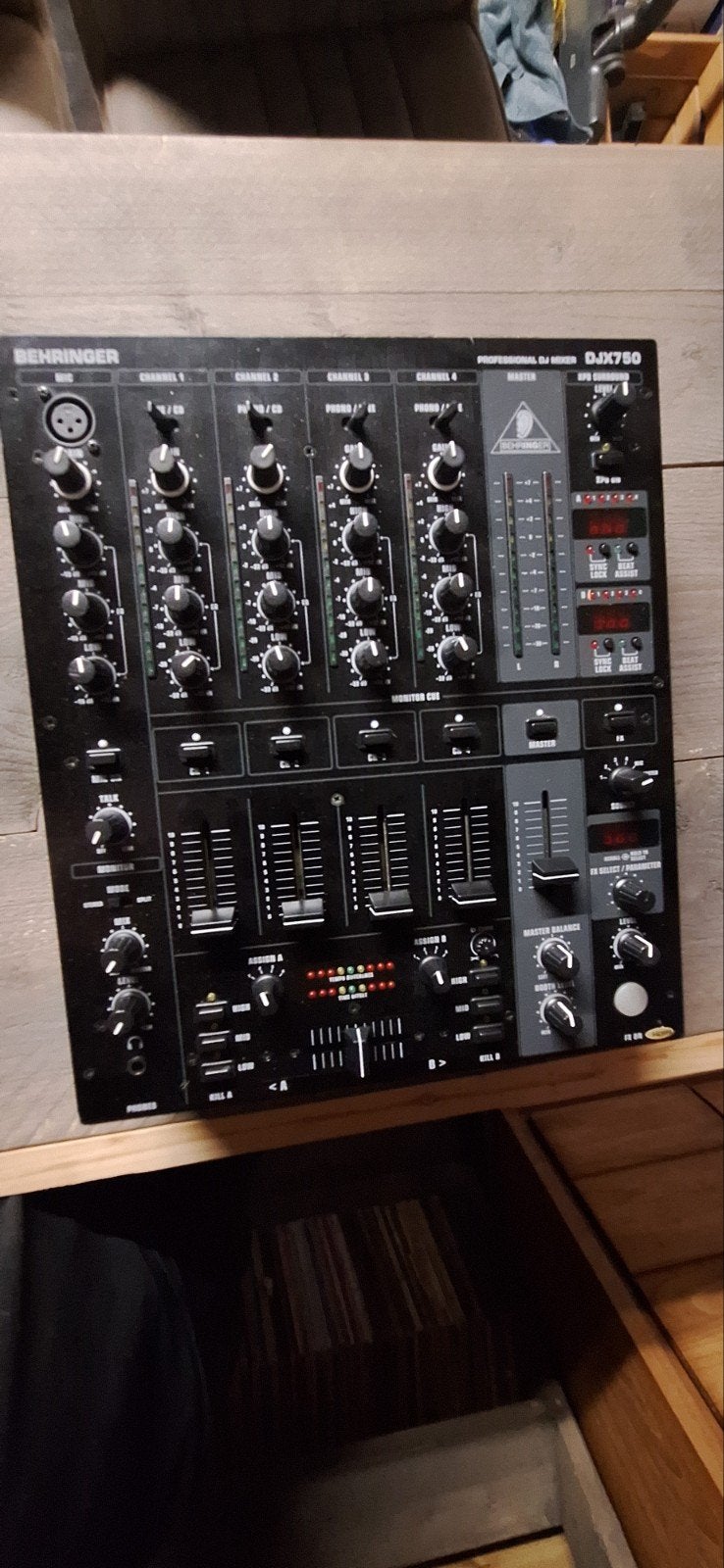 Behringer DJX750 professionele 4-kanaals DJ mixer, Ophalen of Verzenden