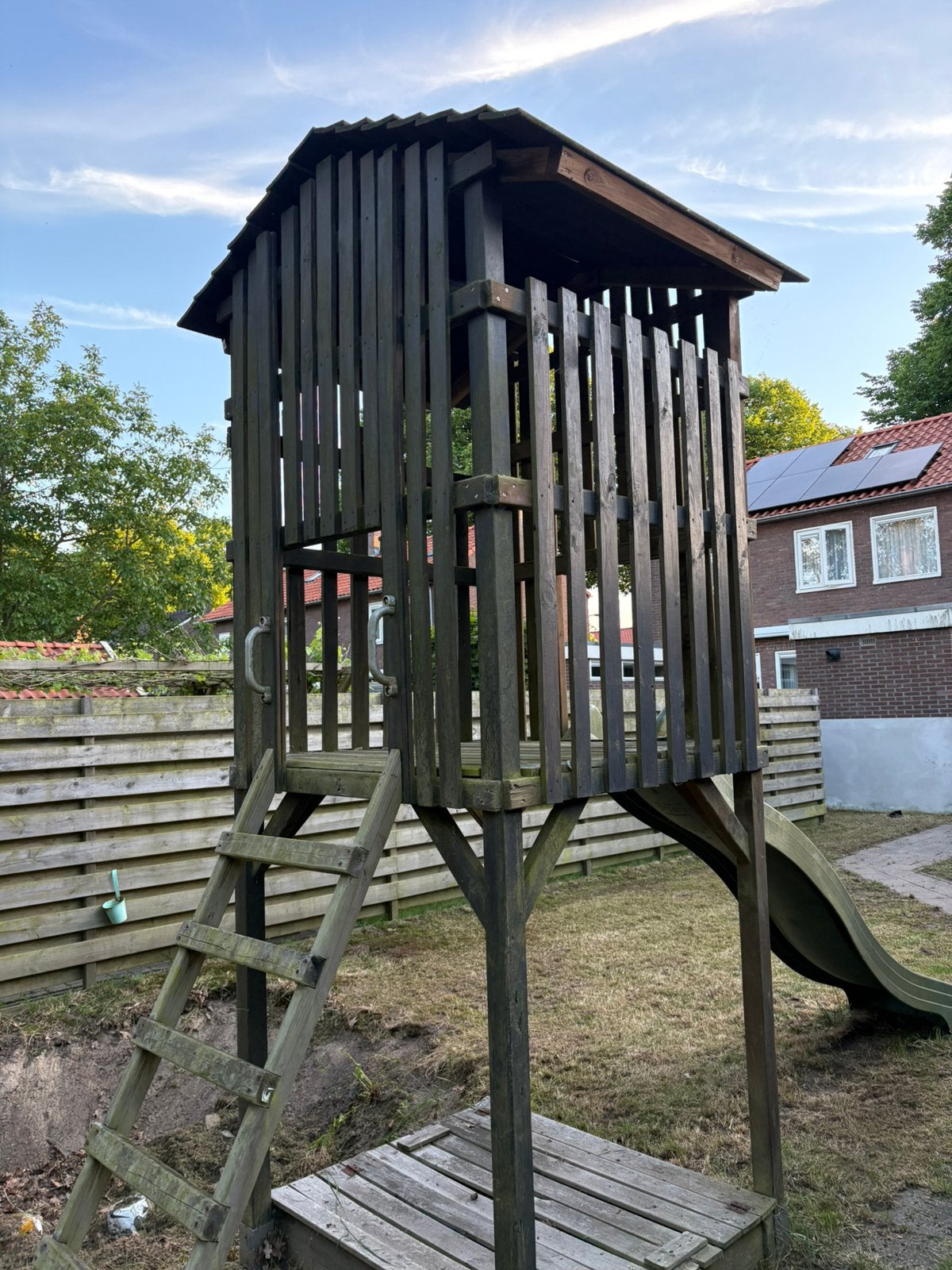 Houten speeltoestel met glijbaan en zandbak, Kinderen en Baby's, Speelgoed | Buiten | Speelhuisjes, Ophalen, Gebruikt, Hout