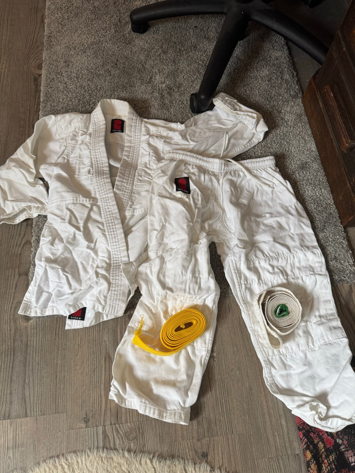 Essmo Judo/Karate Pak Maat 140 met Gele en Groene Band, Gebruikt, Judo, Vechtsportpak, Ophalen of Verzenden
