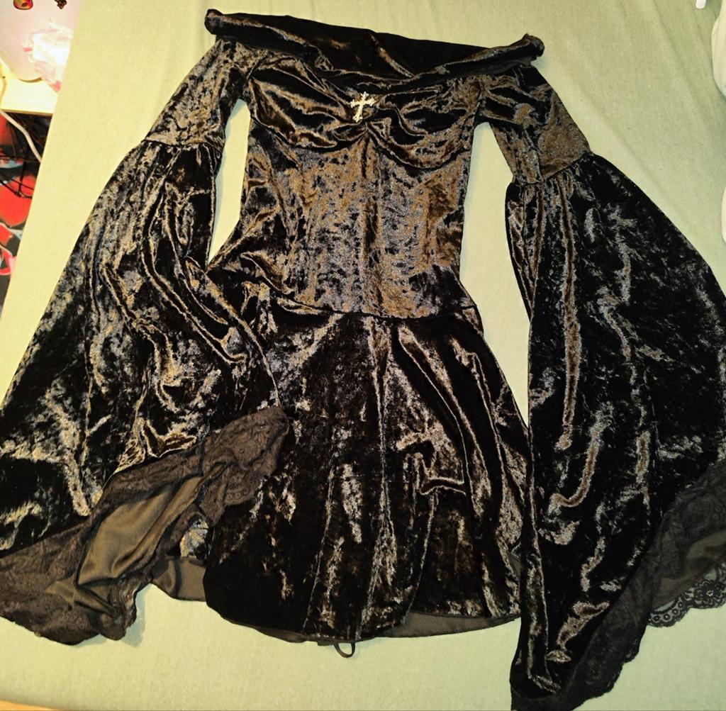 Zwart fluwelen gothic jurk met trompetmouwen, Zwart, Nieuw, Ophalen of Verzenden, Onbekend