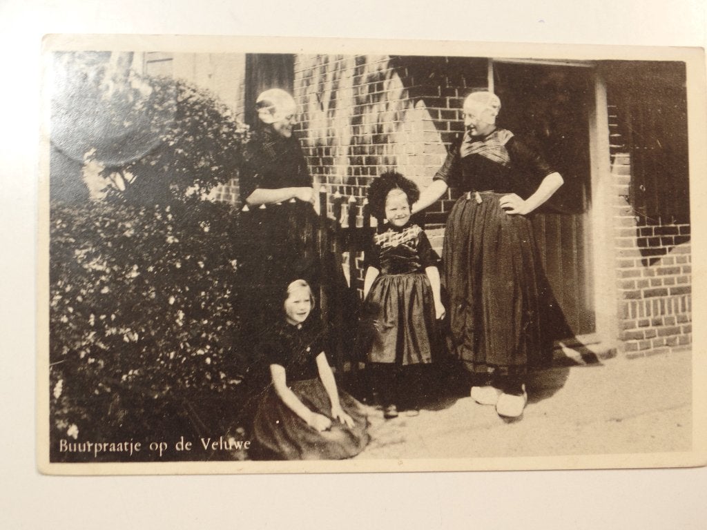 Op De Veluwe Klederdracht 6, Verzamelen, Ansichtkaarten | Nederland, Ophalen of Verzenden, 1940 tot 1960, Gelopen, Gelderland
