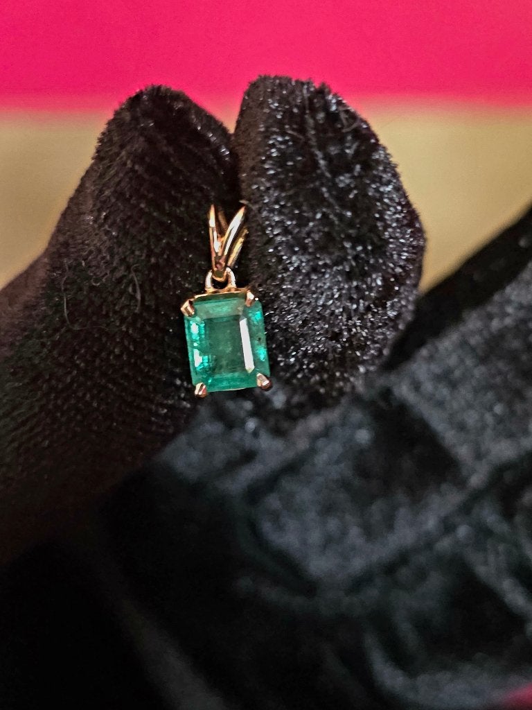 18 kt gouden hangertje met smaragd 1,45kt, Certificaat AIG, Ophalen of Verzenden, Zo goed als nieuw, Met edelsteen, Goud