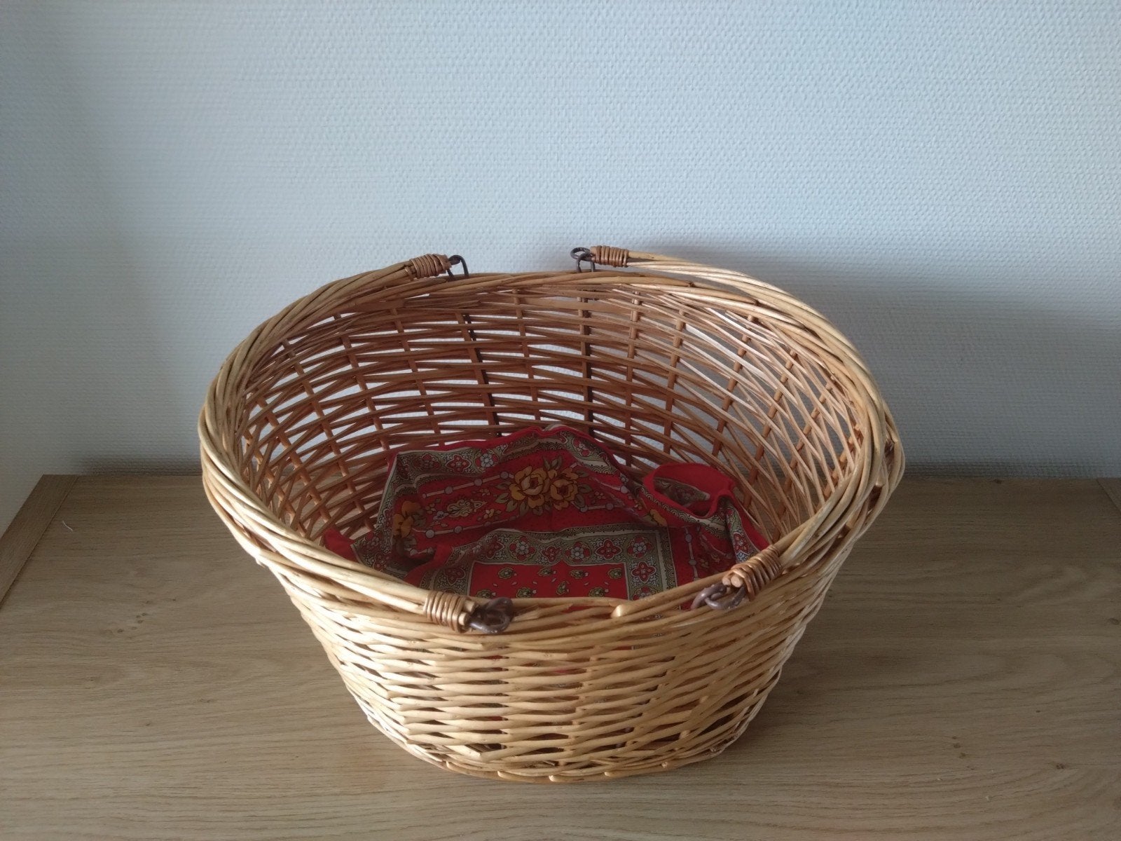 Mooie grote picknickmand met twee hengels., Ophalen of Verzenden, Rechthoekig, Riet