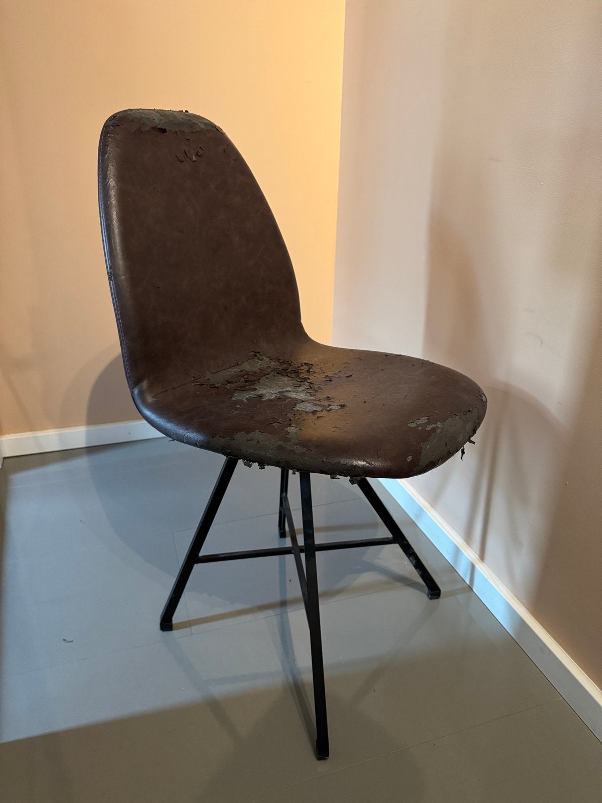 Spoinq stoel, opnieuw te bekleden voor een tweede ronde, Ophalen, Gebruikt, Bruin, Metaal