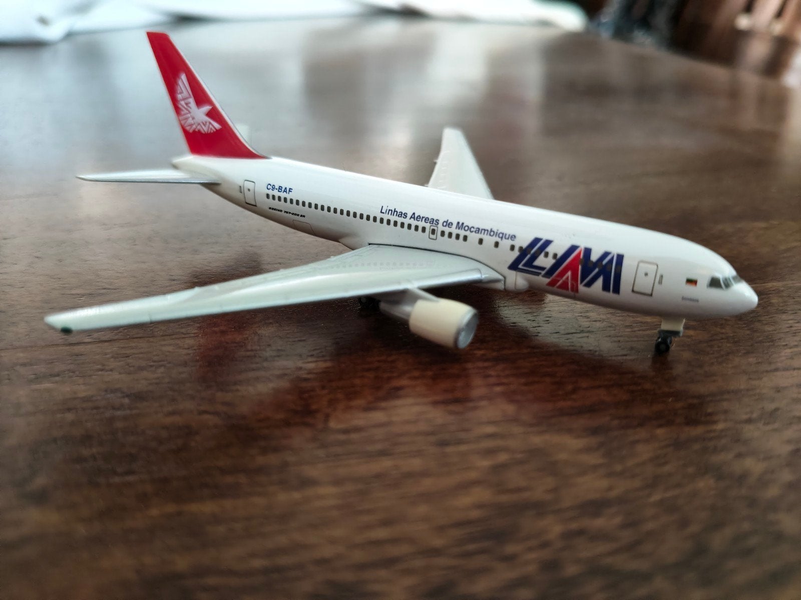 Boeing 767-300 LAM  Herpa 1:500, Overige merken, 1:200 of kleiner, Ophalen of Verzenden, Zo goed als nieuw