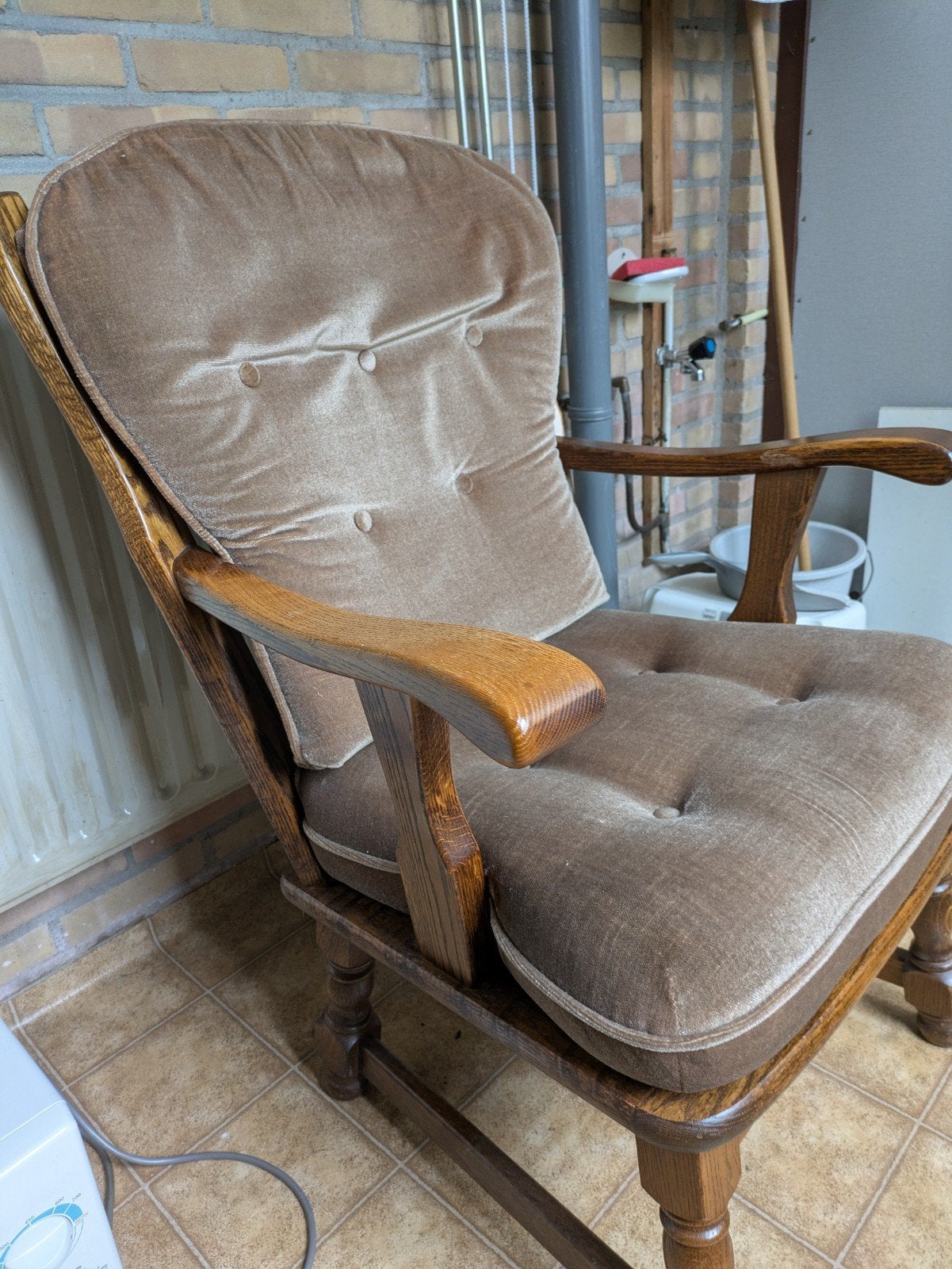 Vintage houten fauteuil met velours bekleding, Gebruikt, Ophalen of Verzenden, Stof, 50 tot 75 cm