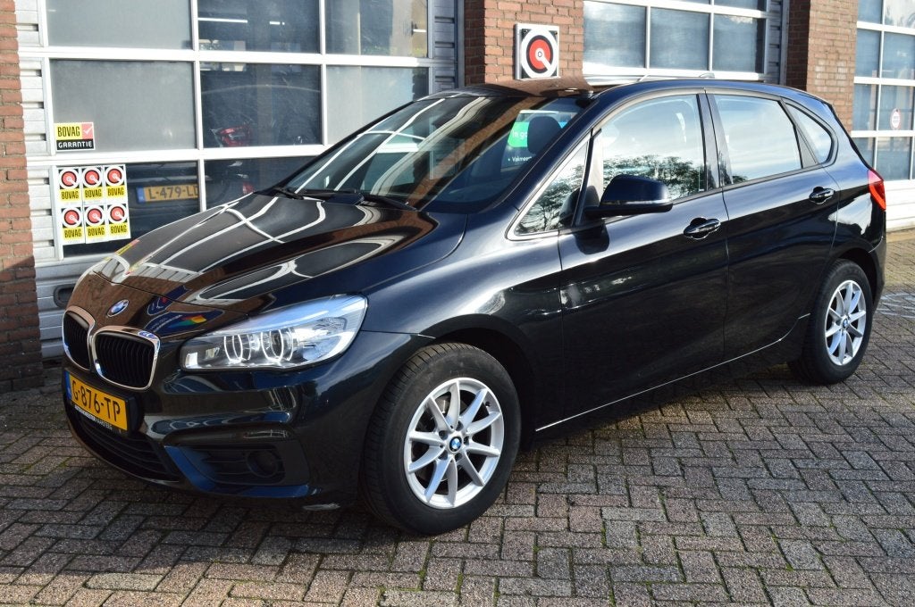 Bmw 2-serie Active Tourer 216d Luxury, Auto's, Dealer onderhouden, Gebruikt, 116 pk, Zwart