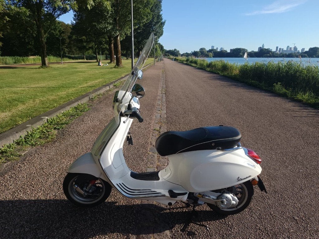 Vespa Sprint 4t 2014 bromfiets, Ophalen, Overige modellen, Maximaal 45 km/u, Zo goed als nieuw