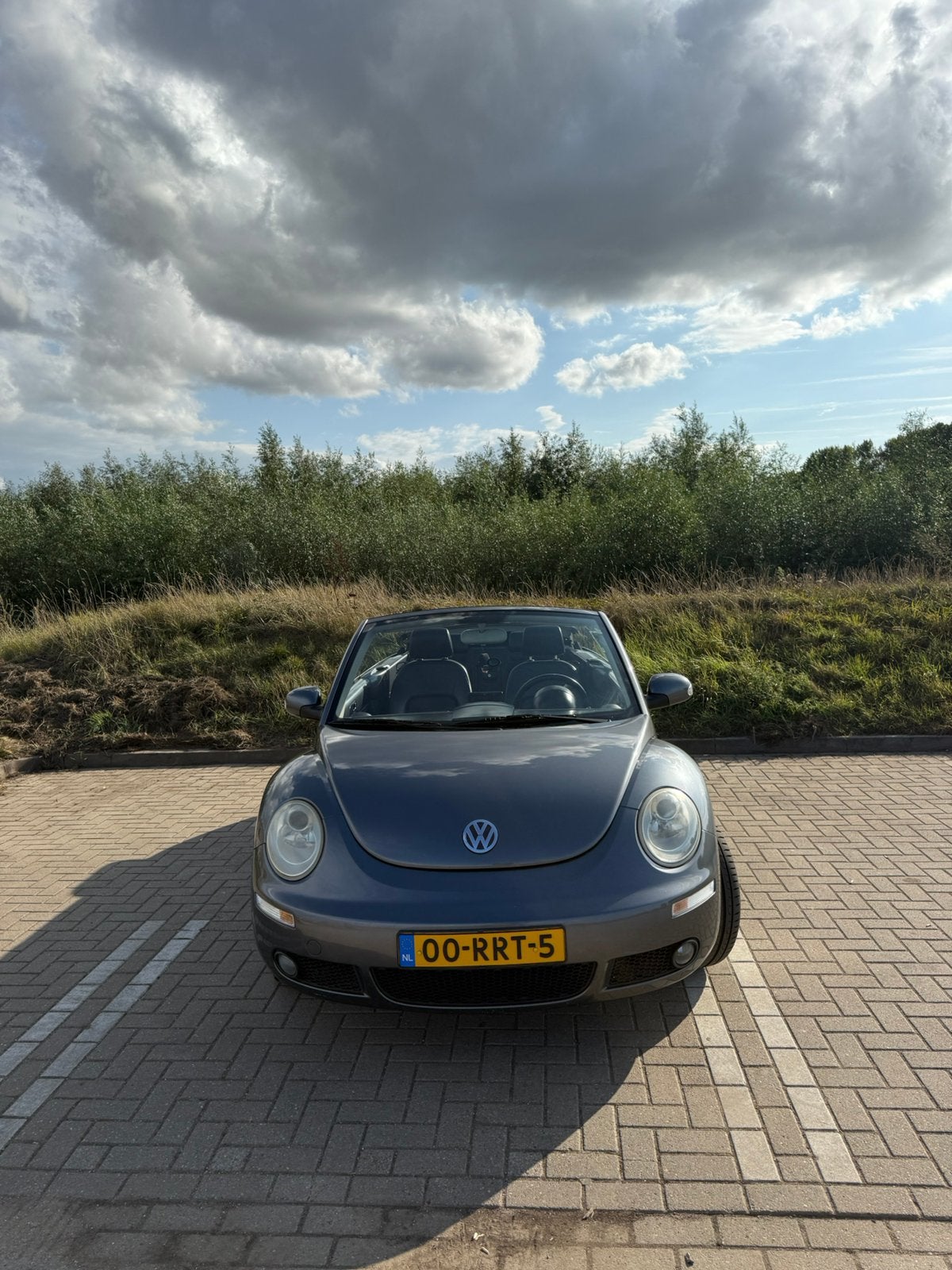 VW New Beetle Cabrio 1.6 / Leer / Grijs / Stoelverwarming, Auto's, Beetle (Kever), Cabriolet, 4 stoelen, 1000 kg