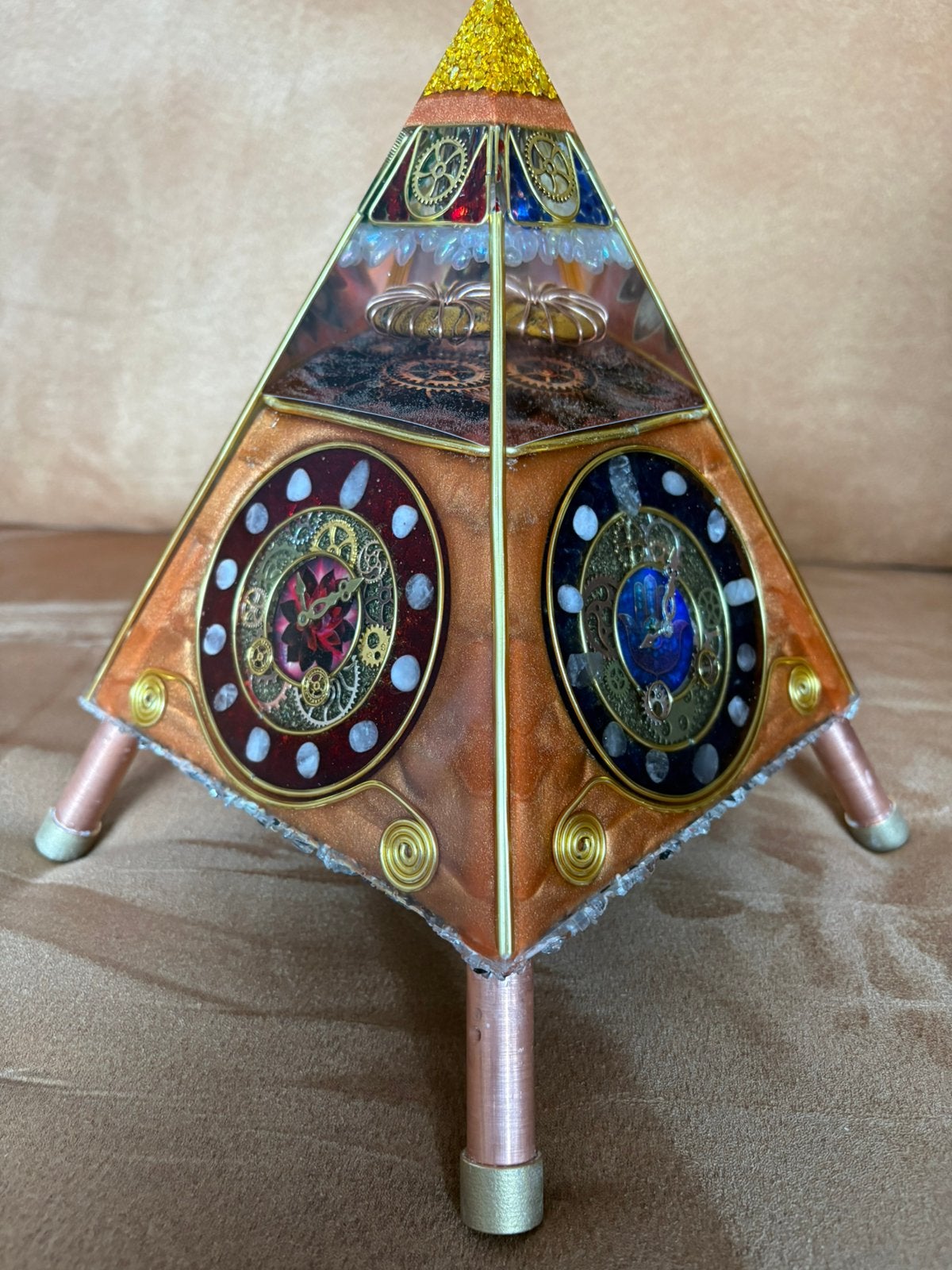Handgemaakte Epoxy Orgonite Piramide “Chronos”, Ophalen, Nieuw