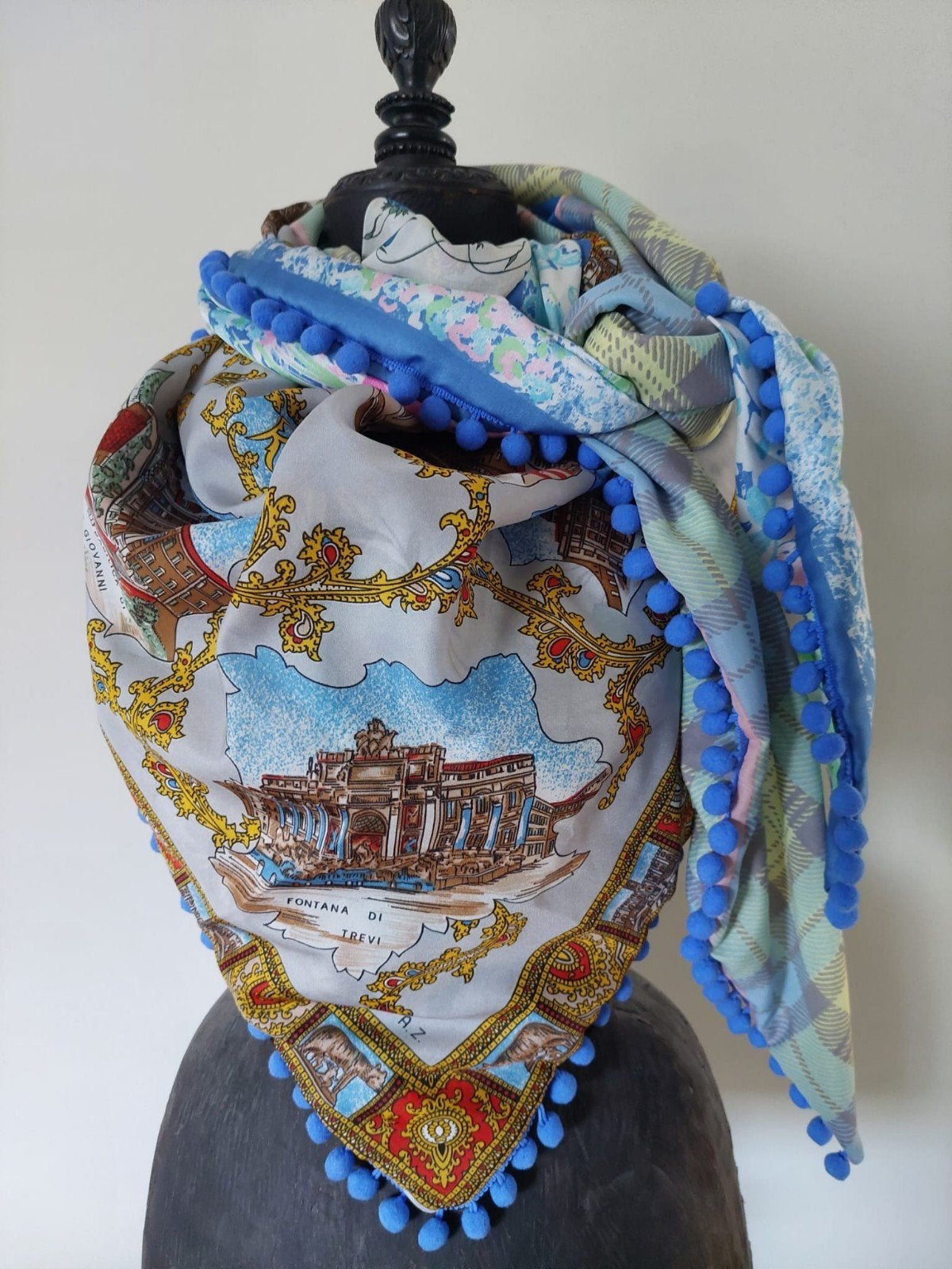 Shawl Omslagdoek Rome Handmade Mucho Gusto style L, pompons, Kleding | Dames, Mutsen, Sjaals en Handschoenen, Ophalen of Verzenden