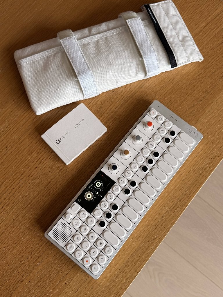 Teenage Engineering OP-1 Field Synthesizer met hoes, Overige merken, Zo goed als nieuw, Met koffer of flightcase, Overige aantallen