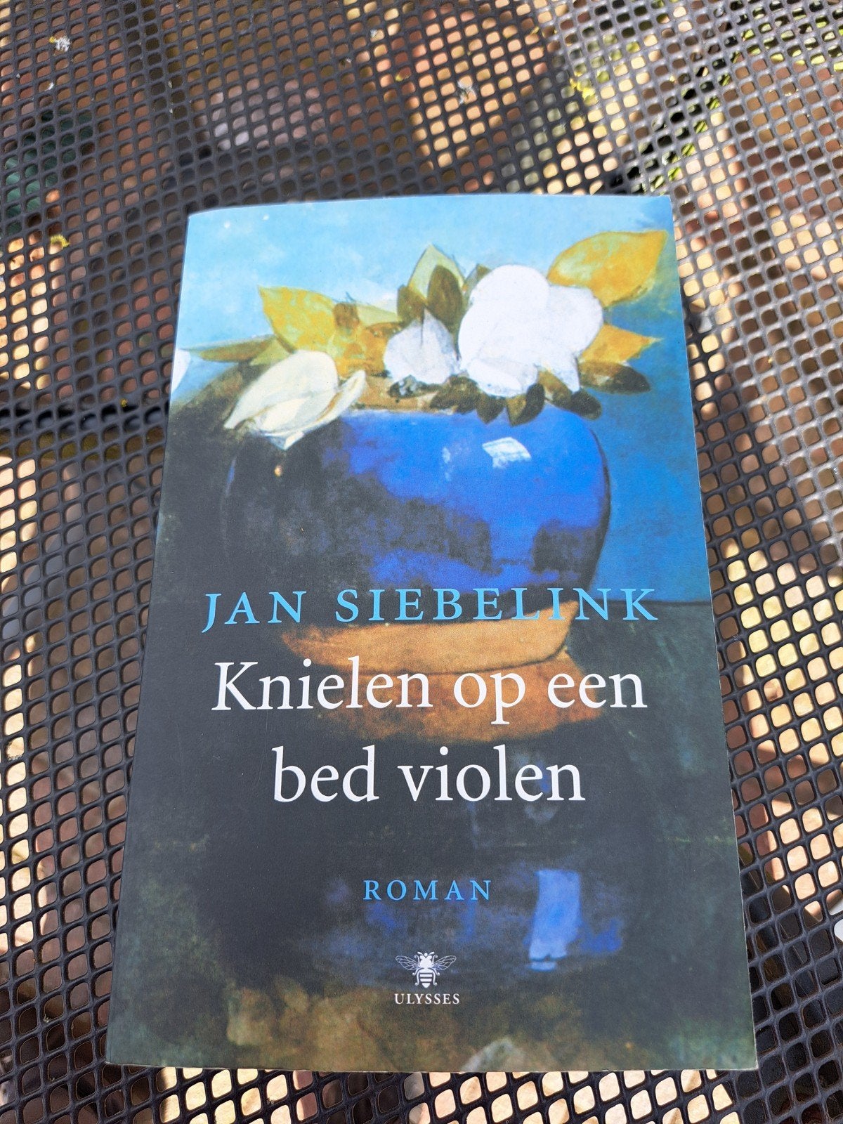 Jan Siebelink - Knielen op een bed violen, Ophalen of Verzenden, Zo goed als nieuw, Jan Siebelink, Nederland