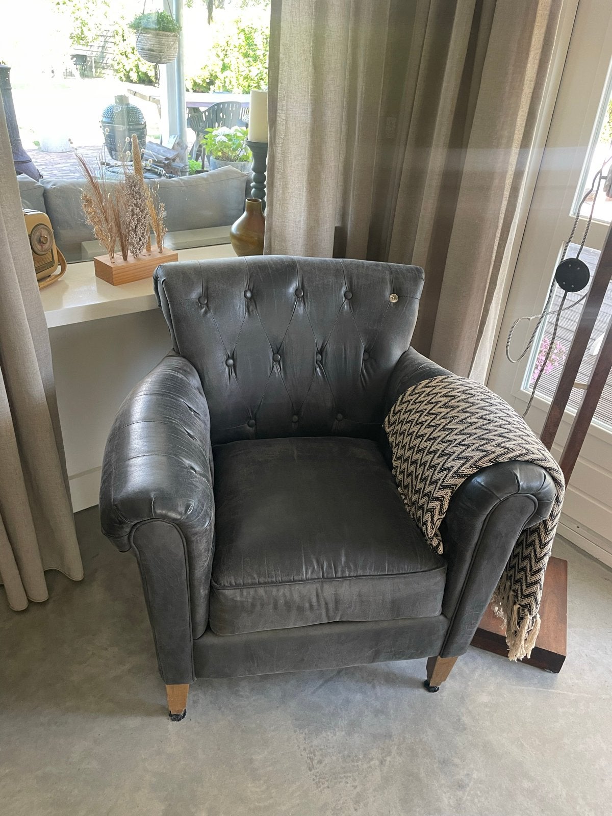 2 grijs Leren Riviera Maison fauteuils, Huis en Inrichting, Fauteuils, Ophalen, Gebruikt, Leer, 75 tot 100 cm