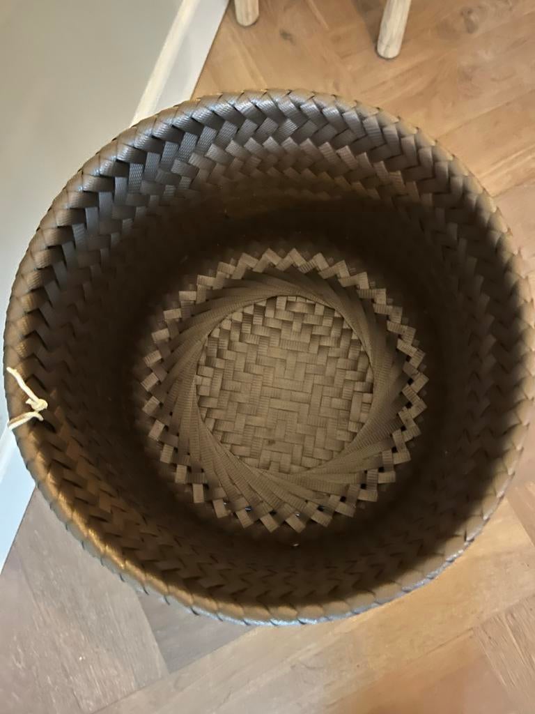 Sierlijke Handed By pot op pootjes, handgevlochten, Huis en Inrichting, Kunststof, Mand, Rond, Ophalen of Verzenden