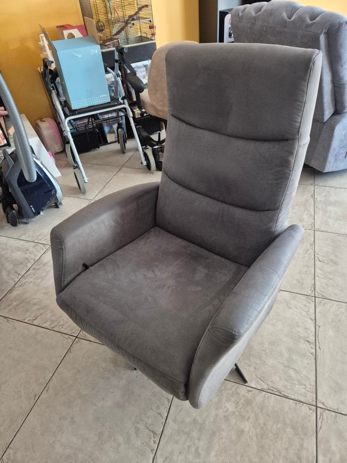 Grijze relaxfauteuil met lichte beschadiging, Ophalen, Gebruikt, 75 tot 100 cm, 75 tot 100 cm