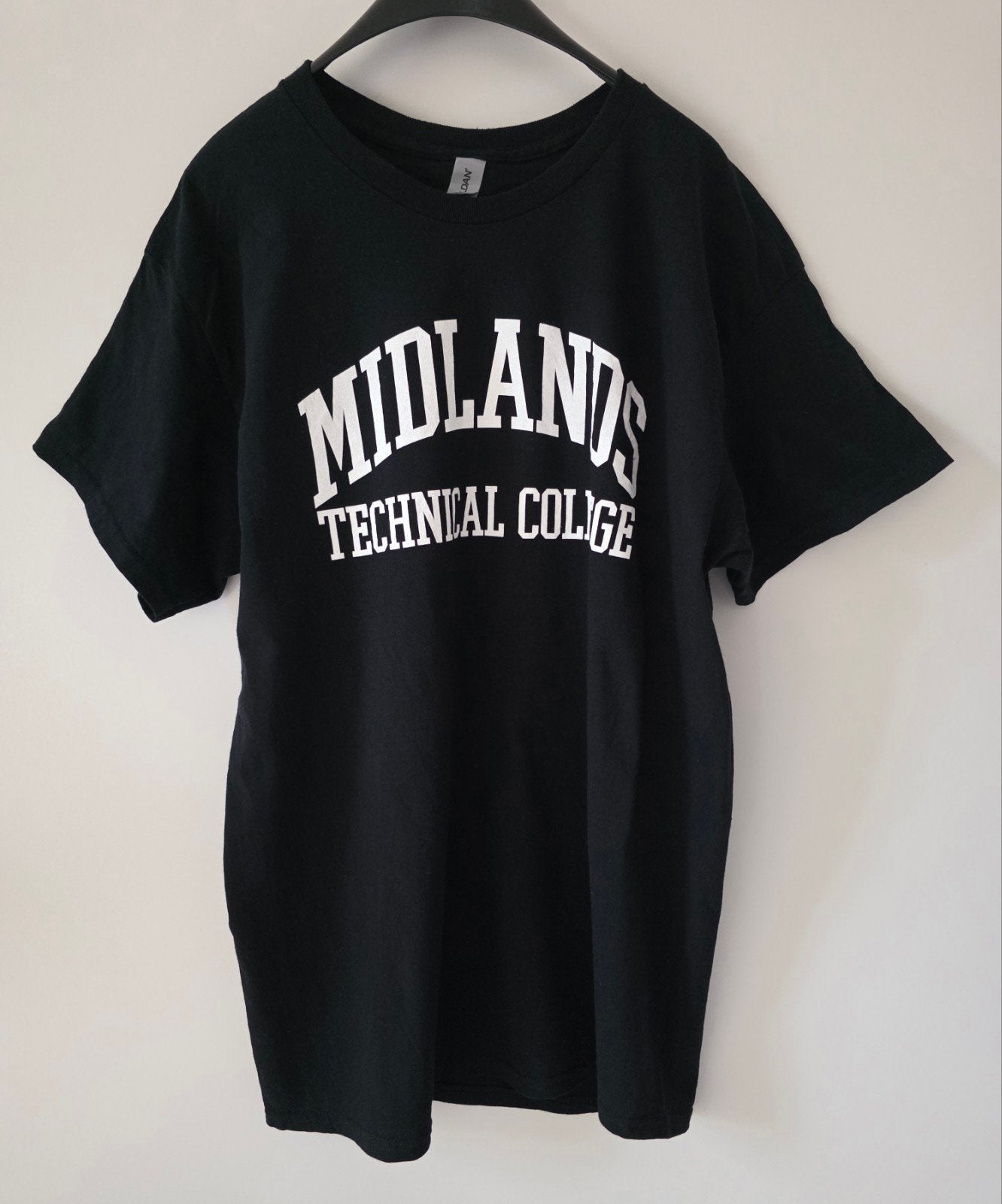 Gildan T-shirt 'Midlands Technical College' Zwart Maat L, Kleding | Heren, T-shirts, Maat 52/54 (L), Verzenden, Zwart, Zo goed als nieuw