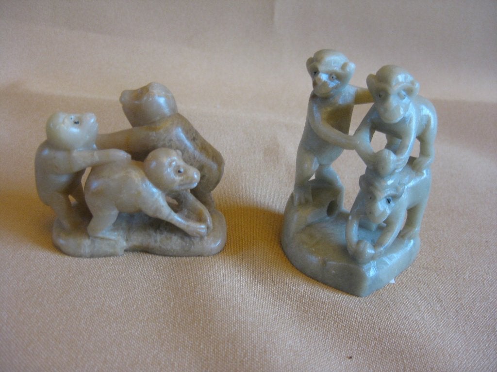 2 antiek Chinees spekstenen beeldjes met 3 apen, Antiek en Kunst, Minder dan 20 cm, Ophalen of Verzenden, Overige materialen, Beeld