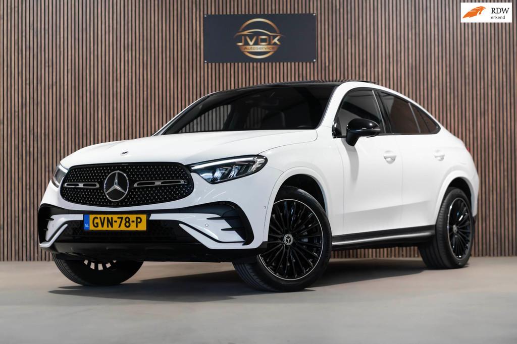 Mercedes-Benz GLC-klasse Coupé 300e 4MATIC AMG Line PANO LE, Auto's, Mercedes-Benz, Automaat, 2240 kg, 2000 kg, Wit