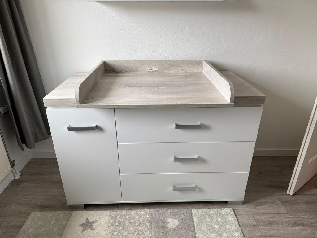 Babykamer Berlijn: Ledikant, Commode, Kast - Goede staat, Ophalen, 50 tot 70 cm, 90 tot 105 cm, 100 cm of meer