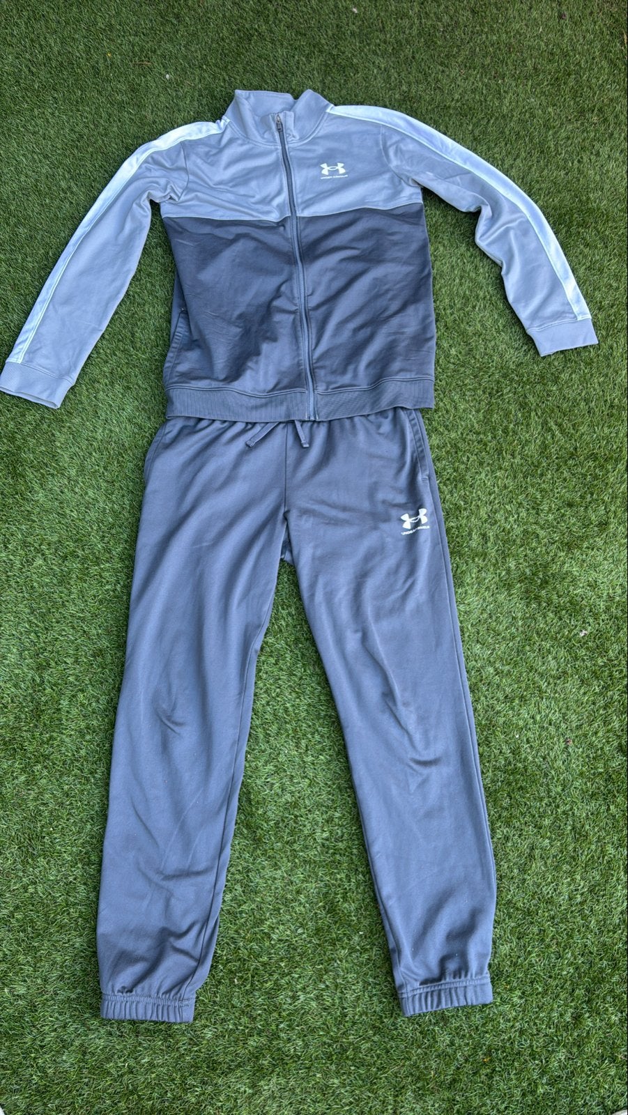 Under Armour Trainingspak - Zo goed als nieuw, Ophalen of Verzenden, Zo goed als nieuw, Jongen, Setje