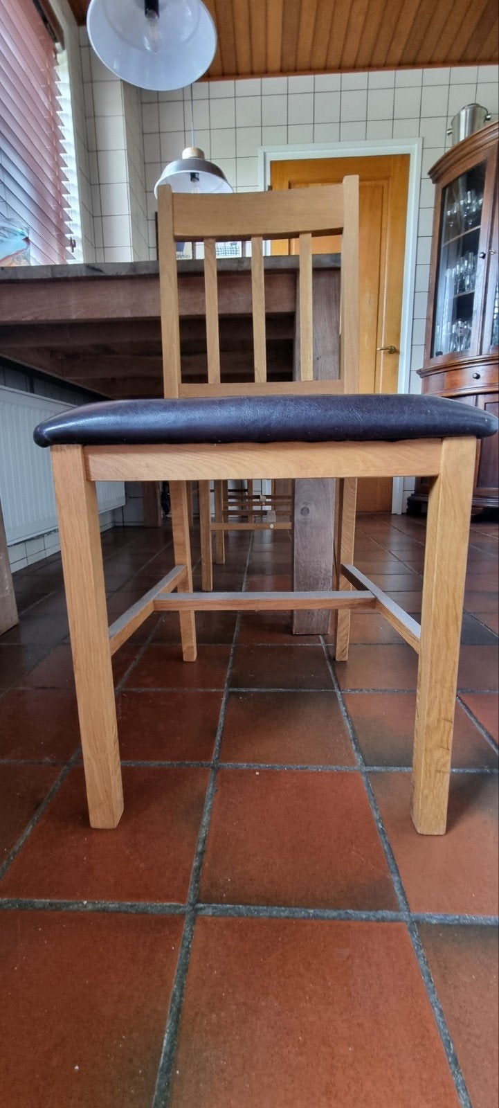 eetkamerstoelen met zwarte skai  zitting, Ophalen, Gebruikt, Bruin, Vier