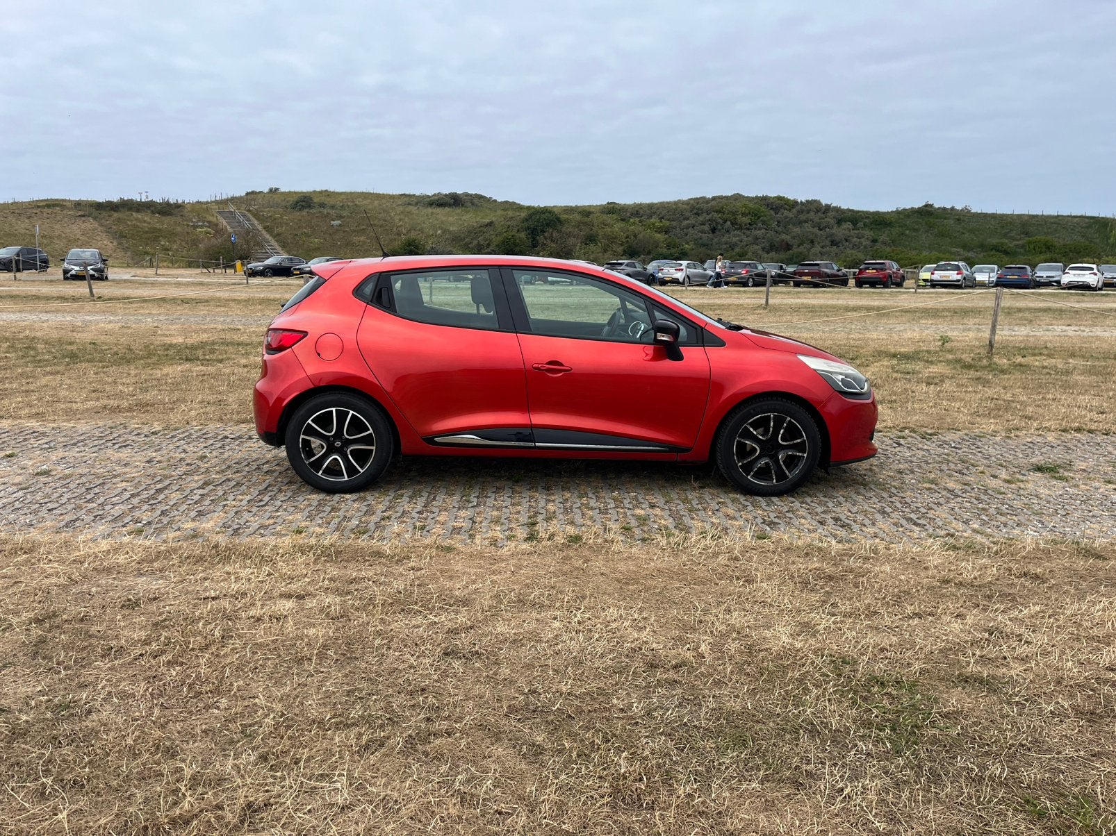 Renault Clio 0.9 TCE 66KW 5-DRS 2014 Rood, Auto's, Voorwielaandrijving, 898 cc, 40 €/maand, 540 kg