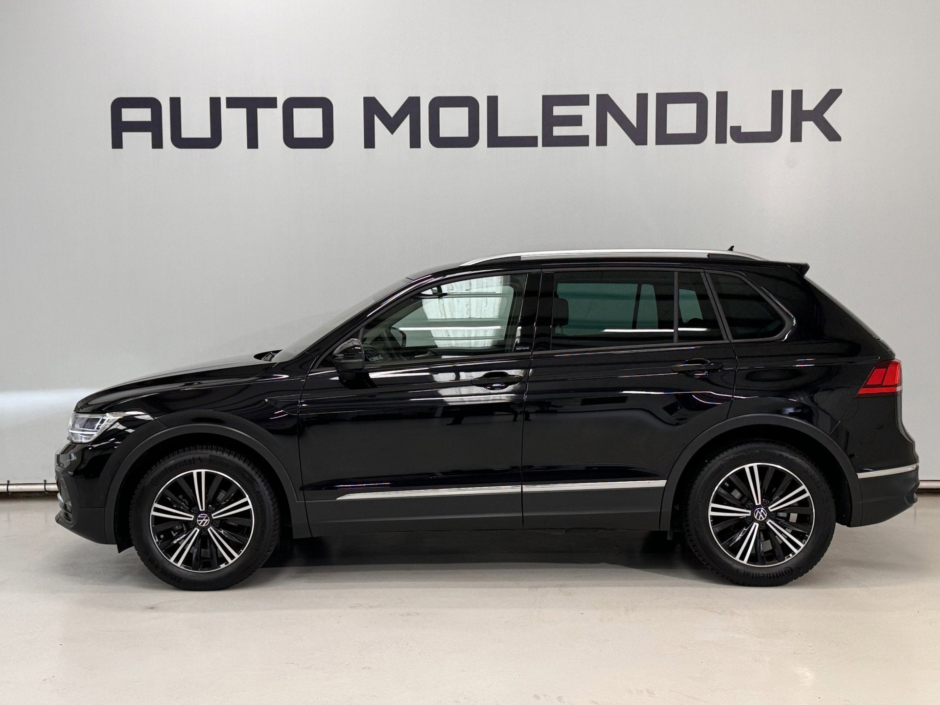 Volkswagen Tiguan 1.5 TSI Navi / Led / Camera / Trekhaak / S, Auto's, Voorwielaandrijving, Dealer onderhouden, Stof, Zwart