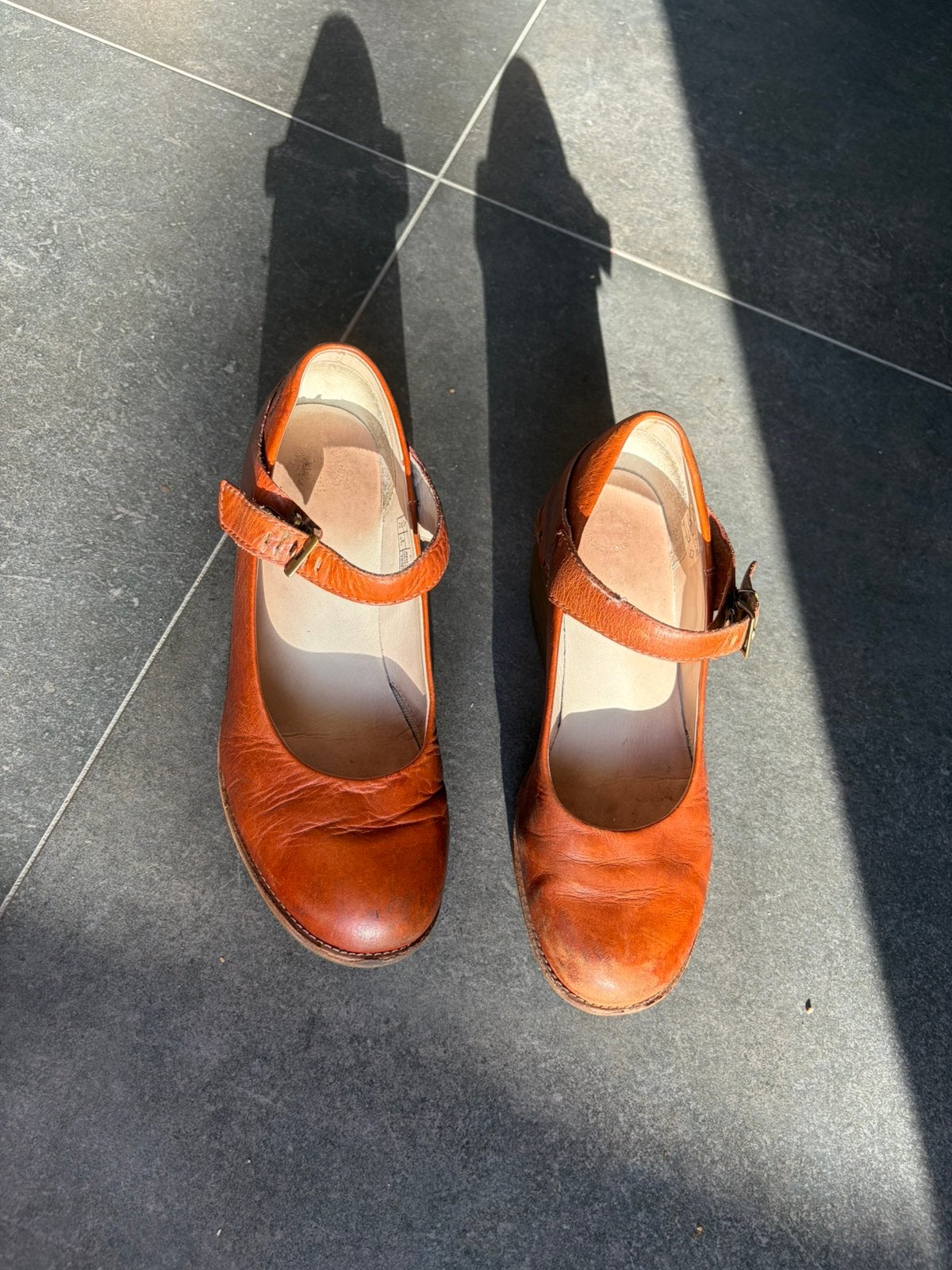 Dr. Martens Mary Jane met wedge hak, Kleding | Dames, Bruin, Ophalen of Verzenden, Schoenen met hoge hakken, Gedragen