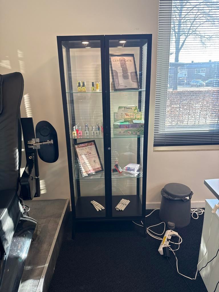 IKEA Glazen Kast Zwart met Spotlight - Zo goed als nieuw, Huis en Inrichting, Kasten | Vitrinekasten, Zo goed als nieuw, 150 tot 200 cm
