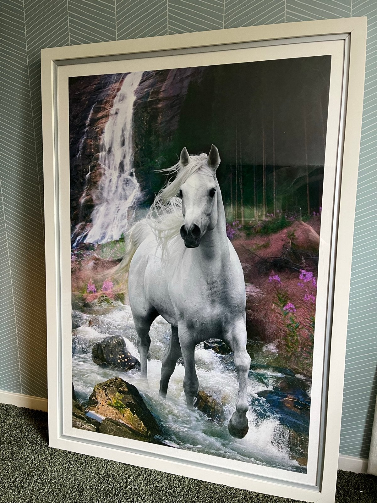 Prachtige ingelijste poster van wit paard in waterval, Huis en Inrichting, Woonaccessoires | Schilderijen, Tekeningen en Foto's