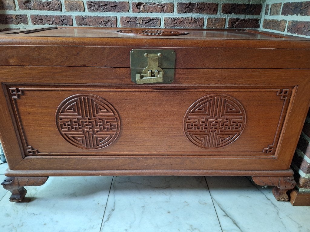 Chinese kamferhouten kist met snijwerk en messing beslag, Ophalen, 50 – 75, Gebruikt, 50 tot 100 cm