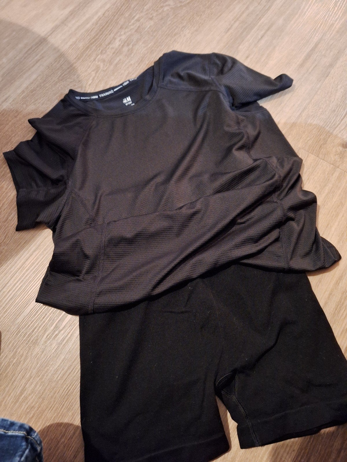H&M Sport T-shirt en korte broek - Maat M, Kleding | Dames, Maat 38/40 (M), H&M, Zwart, Ophalen of Verzenden