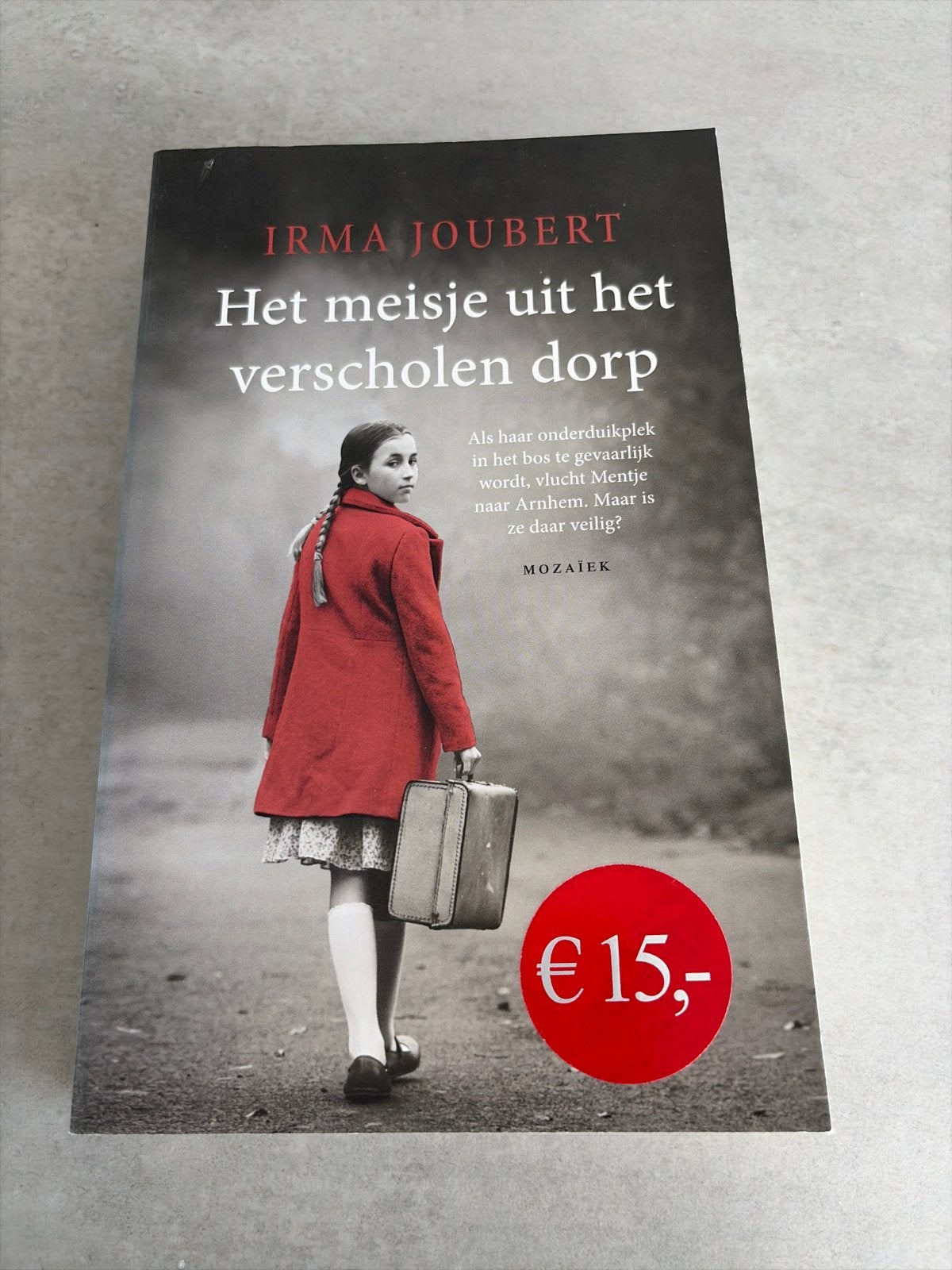 Het meisje uit het verscholen dorp - Irma Joubert, Boeken, Ophalen of Verzenden, Gelezen