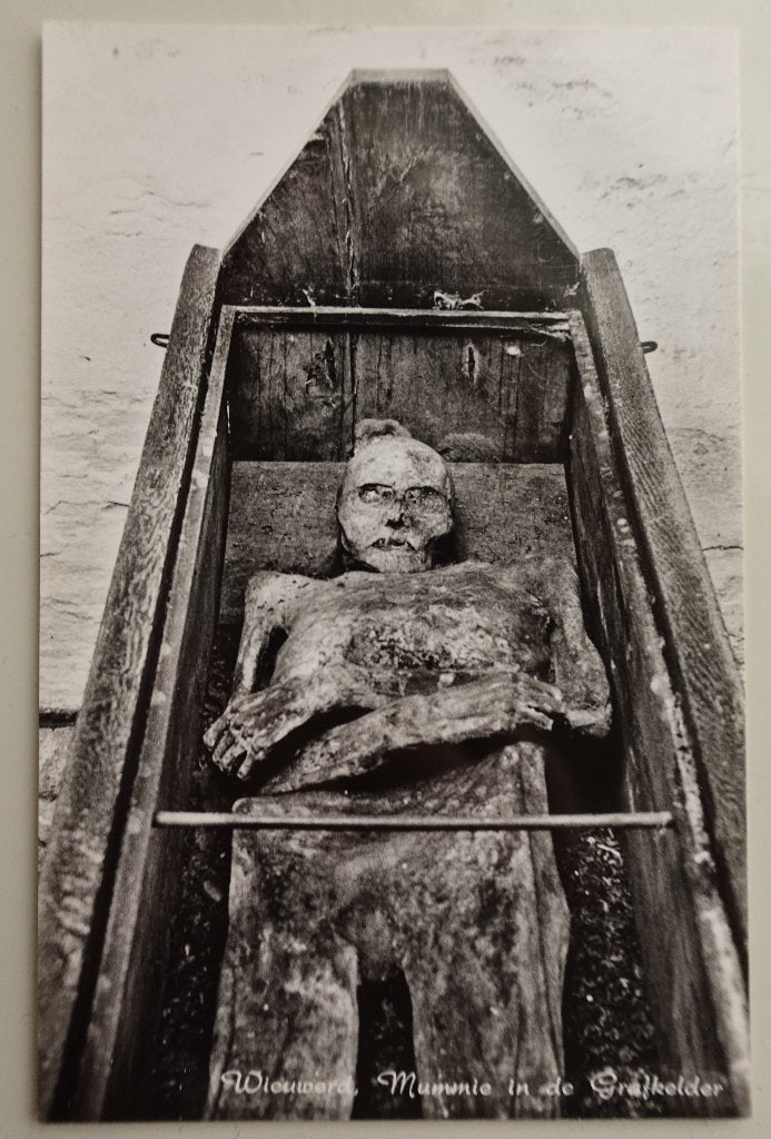 Ansichtkaart Wieuwerd Mummie in de grafkelder * dood * lijk, Ophalen of Verzenden, 1960 tot 1980, Ongelopen, Friesland