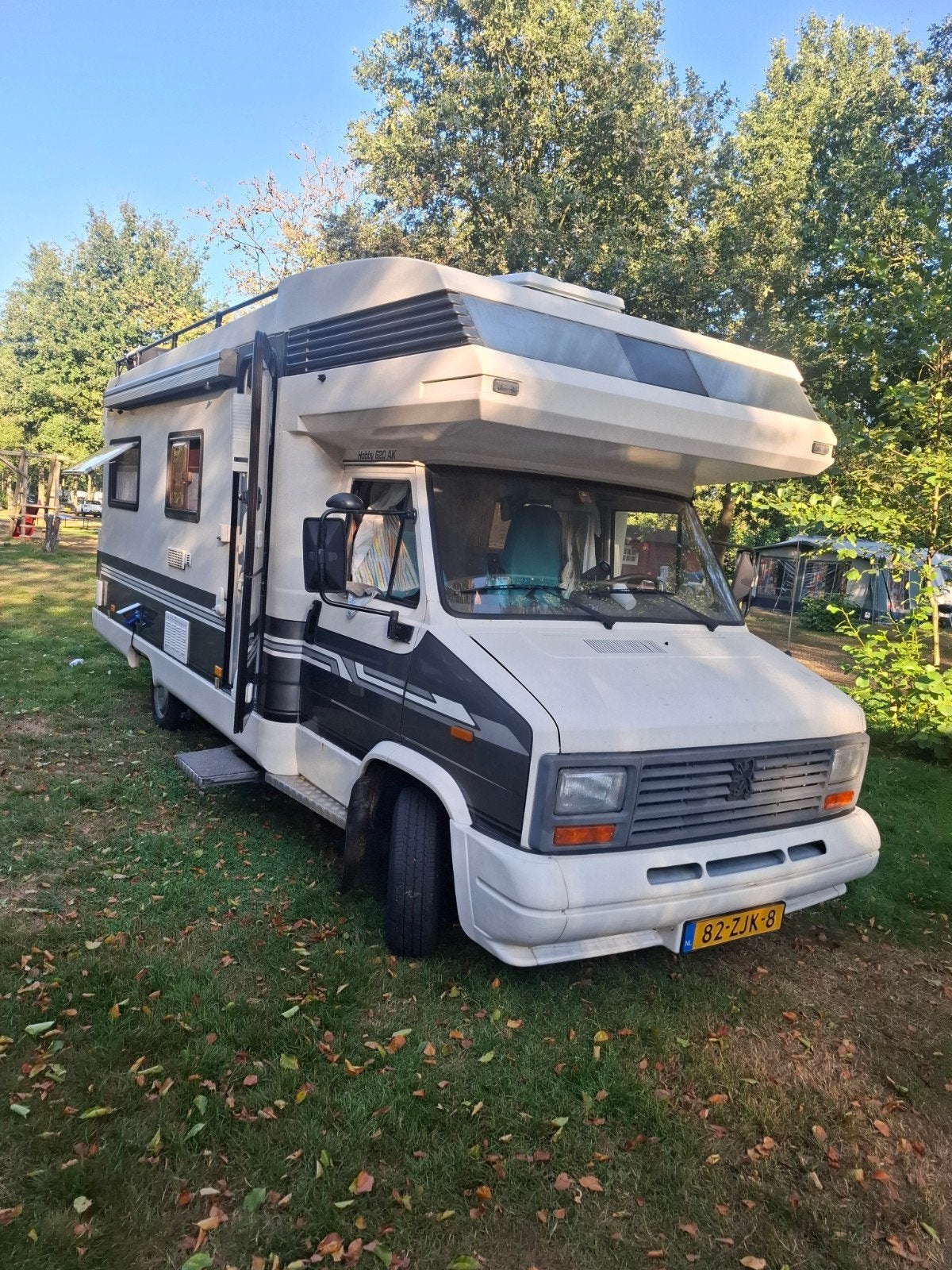 Peugeot Hobby 620 AK Camper met nieuwe APK en voortent, Chemisch toilet, Standaard zit, Koelkast, Hobby