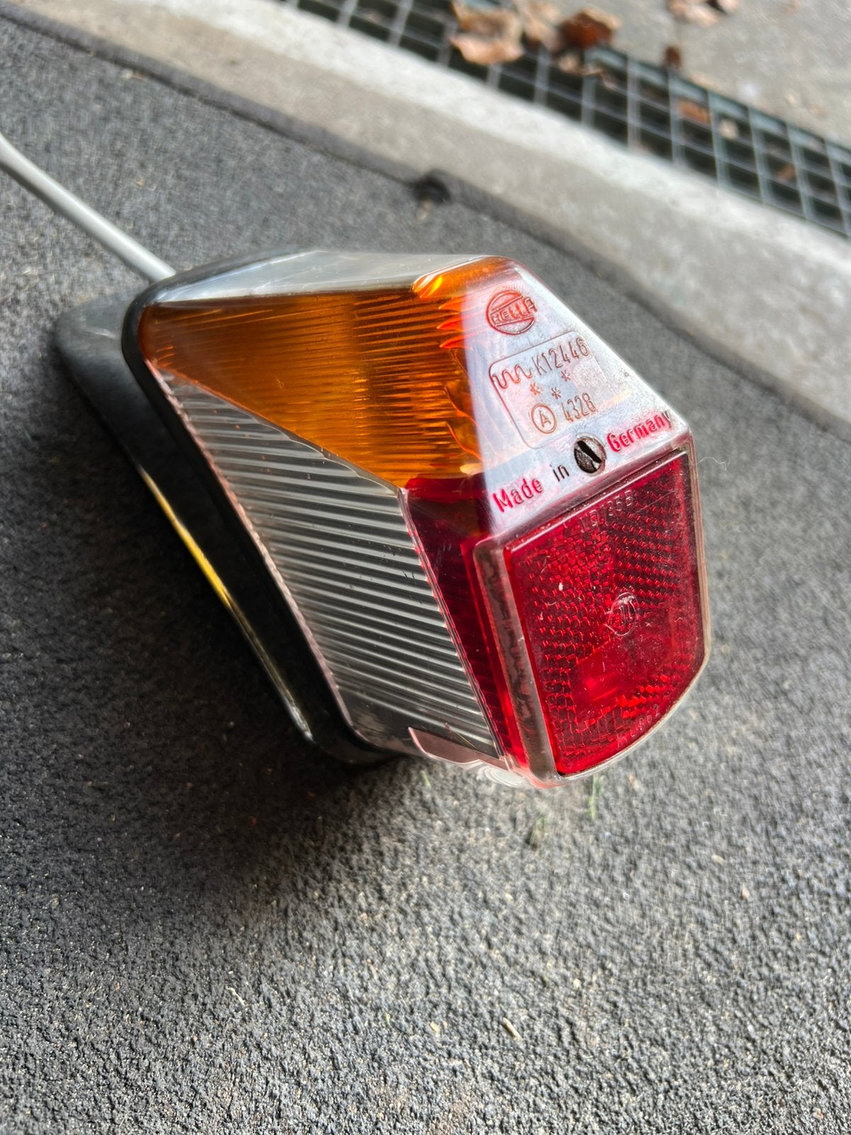 Origineel Hella achterlicht compleet met sokkel, Fietsen en Brommers, Ophalen of Verzenden, Gebruikt, Frame