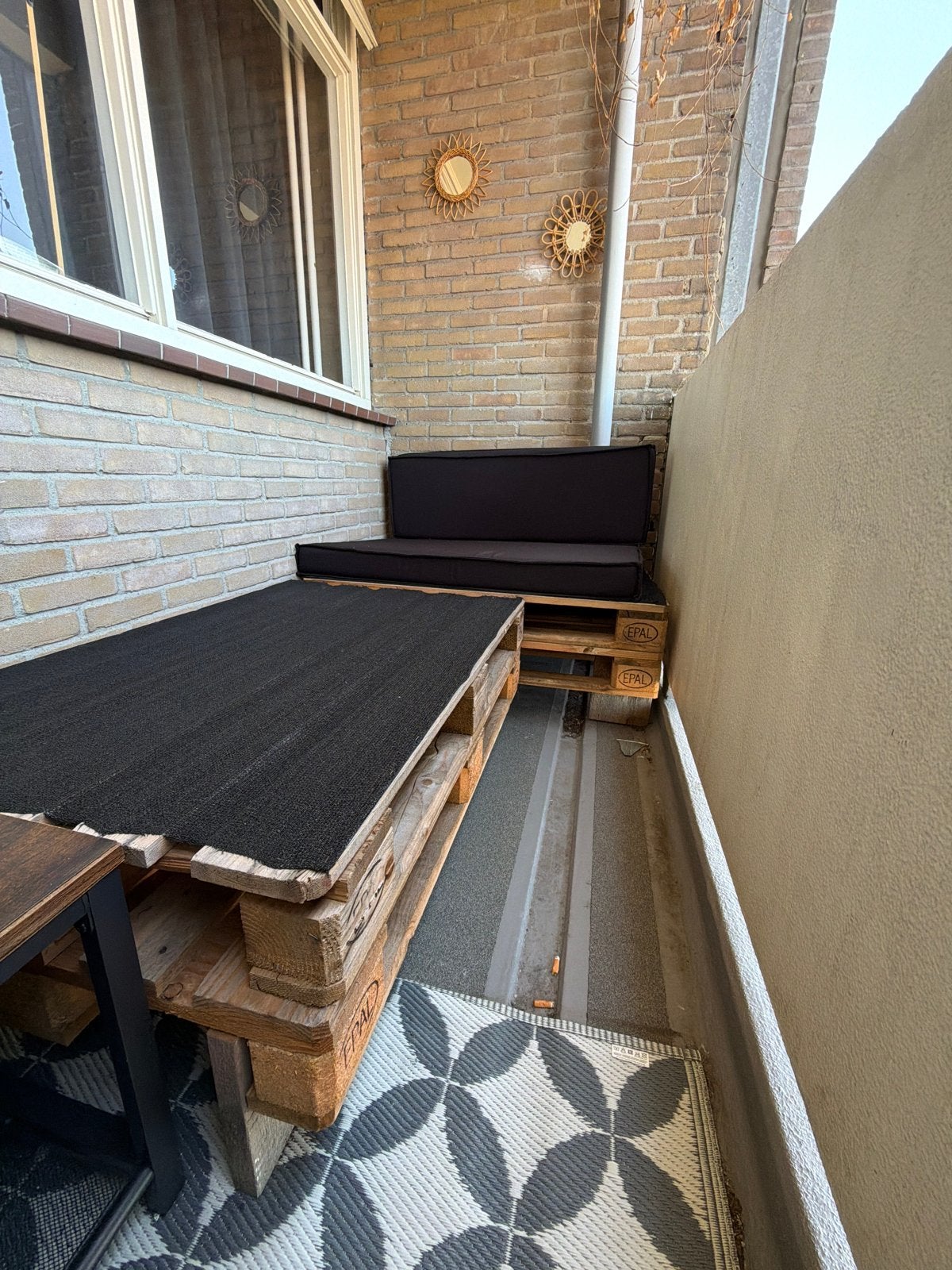 Loungeset van pallets met kussens (hoes incl), Zo goed als nieuw, Loungeset, Bank, Hout