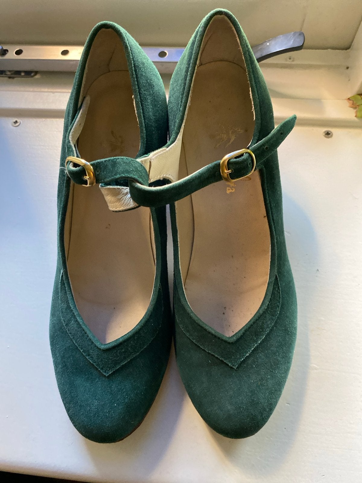 Groene suède flamenco schoenen met bandje - Maat 38, Yebra, Dansschoenen, Ophalen of Verzenden, Zo goed als nieuw