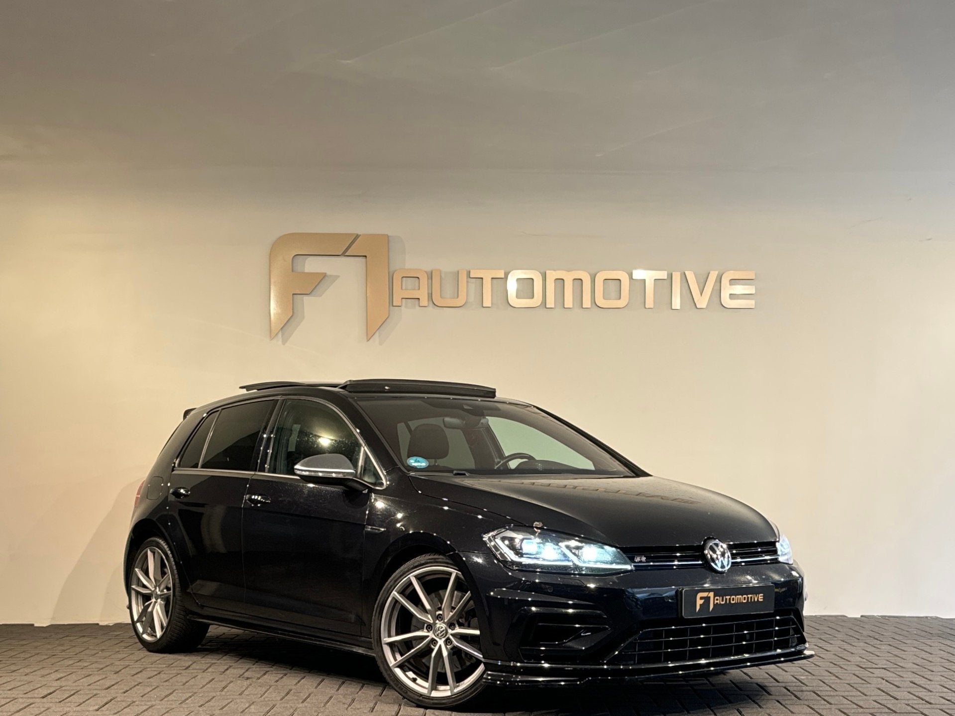 Volkswagen Golf 2.0 TSI 4Motion R Pano|Dynaudio|Keyless|ACC, Automaat, Dealer onderhouden, Stof, Gebruikt