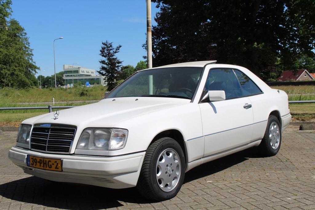 Mercedes-Benz E-Klasse 220 Elegance *94000KM!* ALS NIEUW! Vo, Auto's, Oldtimers, Voorwielaandrijving, Stof, 2199 cc, 150 pk