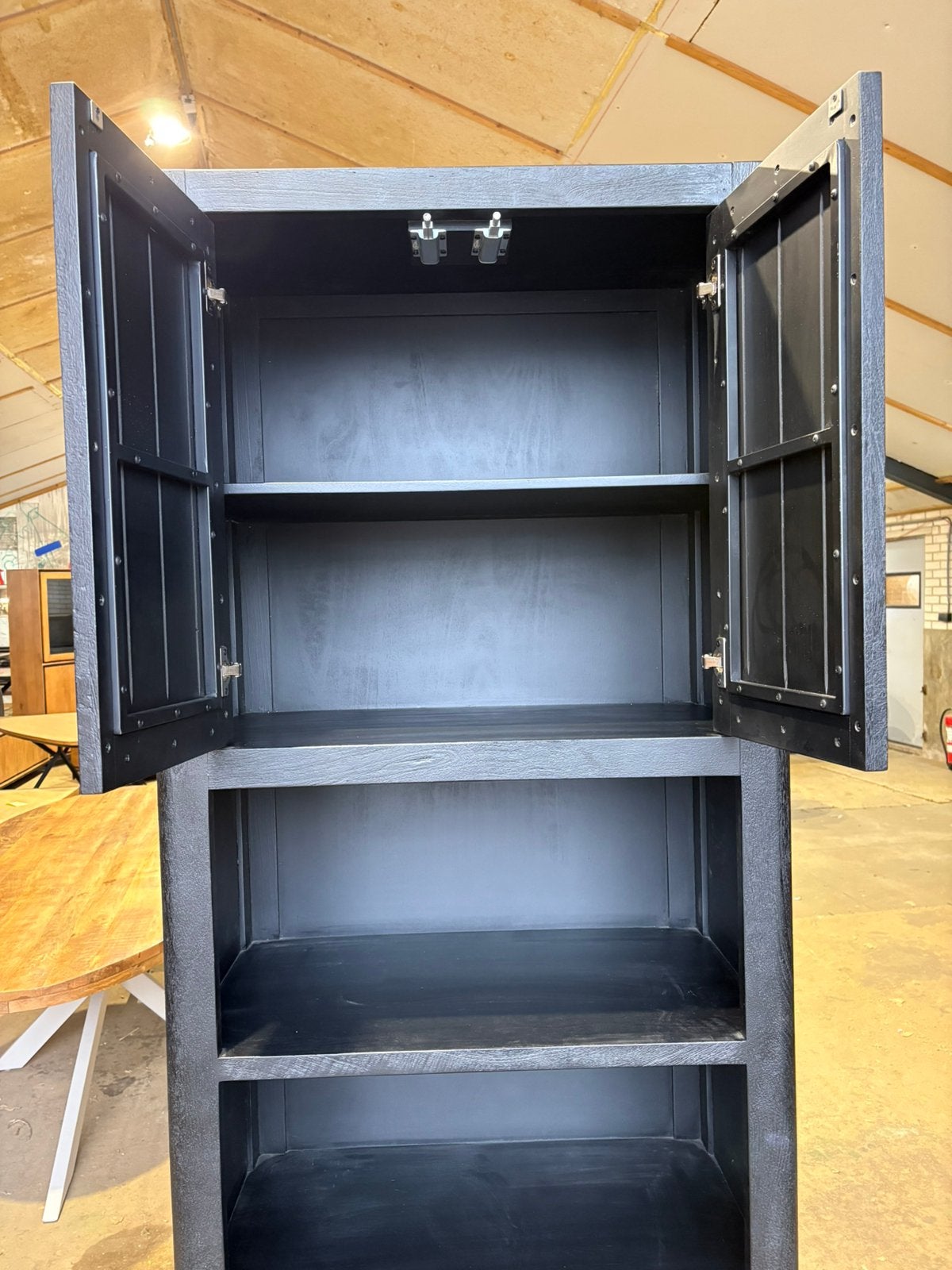 HOGE ZWARTE WANDKAST/BOEKENKAST – €500, Ophalen, 200 cm of meer, Nieuw, 50 tot 100 cm
