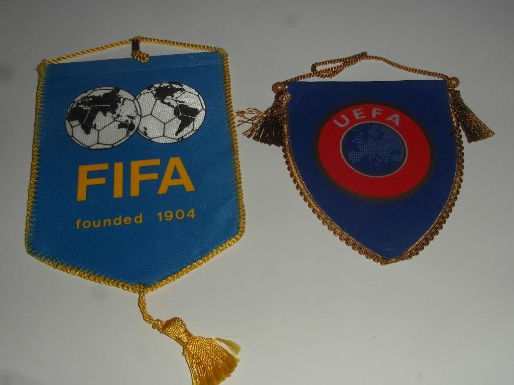 voetbal mini vaantjes uefa en fifa, Ophalen of Verzenden, Zo goed als nieuw, Buitenlandse clubs, Vaantje of Sjaal