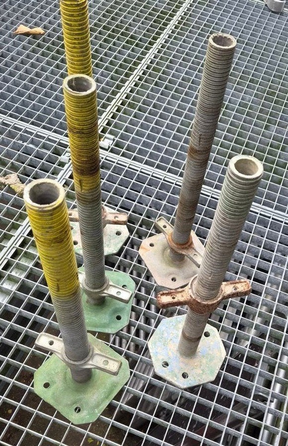 Te koop Gegalfiniseerde voet spindel meerdere aanwezig, Ophalen of Verzenden, Layer, Rolsteiger of Kamersteiger, 5 meter of hoger