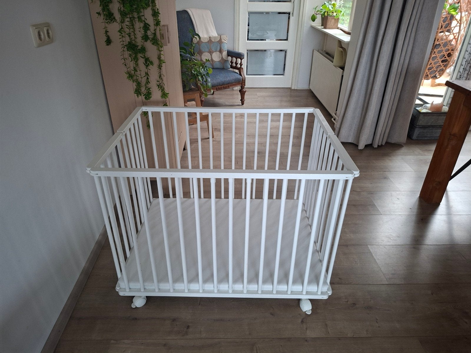 Witte houten box met wieltjes en verstelbare bodem, Ophalen, Gebruikt, Rechthoekig, In hoogte verstelbaar
