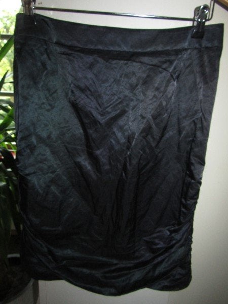 E1779 JOSEPHINE & CO mt 36 rok donkerblauw gedrapeerd metaal, Kleding | Dames, Josephine & Co, Zo goed als nieuw, Knielengte, Maat 36 (S)
